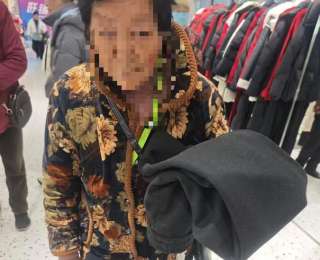 泪目！七旬老人捏着35元买棉衣，女店主：今天做活动，199元的棉裤只卖35元