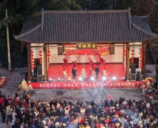 恩施市：华灯璀璨不夜村 欢歌笑语团圆年