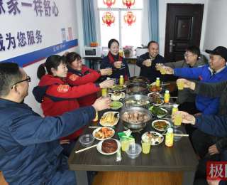 加油站的团年饭，让归乡司机暖胃又暖心