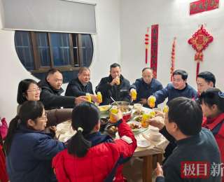 爱心服务台+暖心团年饭，温暖返乡归家人