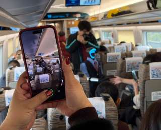 春运高铁上来了“特殊乘务员”