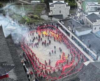 3.5万游客共赴民俗盛宴！通山456米板凳龙燃爆小年