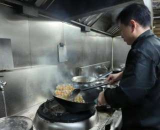 荆州区：一锅鱼鲜里的半生坚守