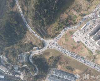 咸丰唐崖赶集车水马龙