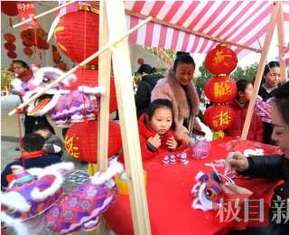 组图|湖北通山：非遗游园汇贺新春，千灯万人聚暖山城