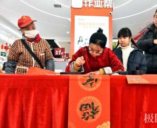 十堰郧阳少年书画家郑舒元新年上街送春联