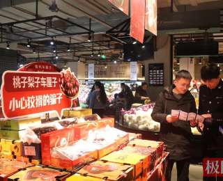 守护平安迎新春，应城反诈宣传进超市