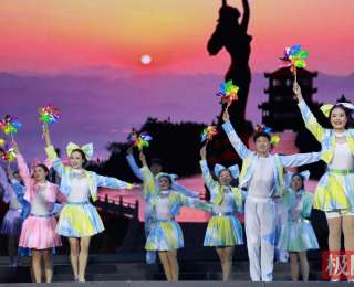 “我在竹山过大年”， 竹山县2026年春节村晚温情启幕