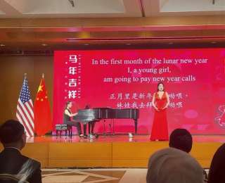 驻美国使馆新春招待会26岁武汉女孩唱响“龙船调”：毕业于东湖中学，能为国际友人表演家乡湖北的民歌，非常荣幸