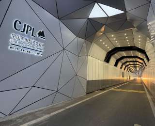 扎根地下2400米 护航前沿科学探索——走进深地运维人的一天