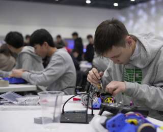 哈萨克斯坦举办青少年科技节