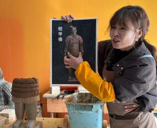 随非遗代表性传承人制作“秦俑”