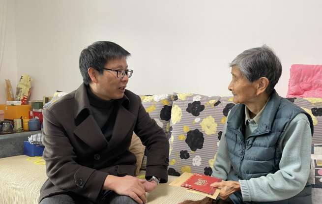 岁寒情深暖意浓，十堰市车城高中党委走访慰问退休党员及教职工