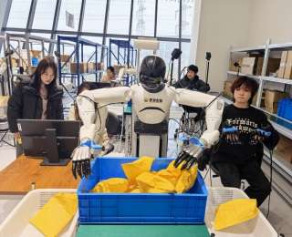 新春走基层丨高校学子寒假给人形机器人当“导师”