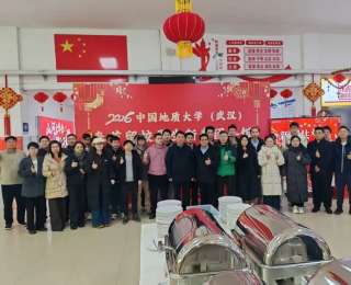 湖北多所高校学子在校温暖过年