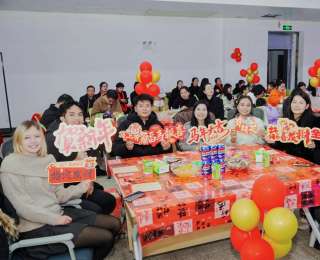 年味满校园！中南民族大学新春联欢会暖意融融，中外学子共迎丙午马年