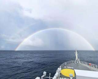 “深海一号”携“蛟龙”号在西太平洋迎春拜年