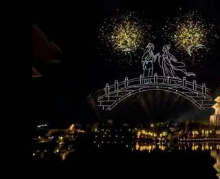 无人机焰火遇见非遗国潮 东山问梅村春节玩转科技+文化