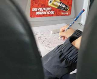 “我女儿被刺激到了！”杭州妈妈晒出回家飞机上一幕！还有娃崩溃大哭……家长心疼又纠结