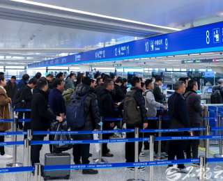 今年以來，烏魯木齊天山國際機場口岸出入境客流高位運行