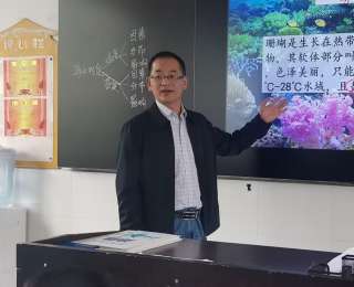三十四年，他就干了一件事：把学生送到想去的地方