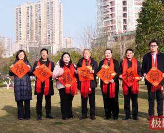 翰墨凝敬意 春联颂楷模，湖北黄州区邀请书法家为榜样模范撰写定制春联