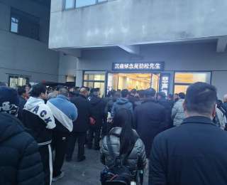 他未能领到的表扬，500多名村民含泪送到了灵前