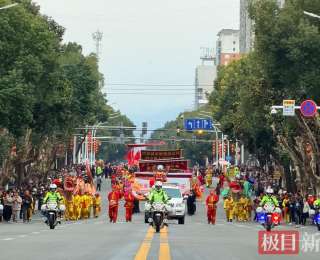 房县46支队伍踏歌巡游，2.5万余名群众乐在“诗酒美城”