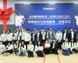 剑桥大学教授教中国初中生相对论，猛夸verygood