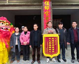 咸丰：家乡彩莲船舞进英雄家