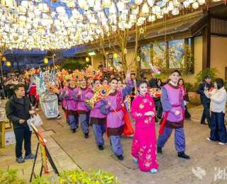 鱼灯巡游、无人机秀、孔明灯祈福，最后的年味在这里