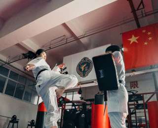 一脚踹飞壮汉！这位女探长是跆拳道高手