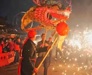 湖北房县：火龙翻飞闹元宵 非遗民俗祈丰年