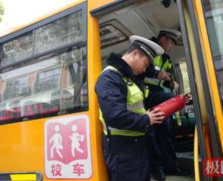 随州交警严把校车安全关，当场整改隐患守护萌娃出行