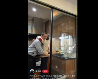 李亞鵬元宵節(jié)擁抱83歲媽媽：你有多久沒抱過母親了？呼吁全網(wǎng)一起曬圖