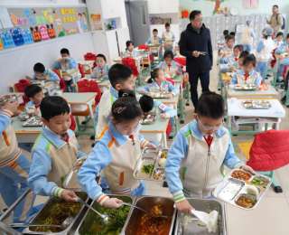 北京市推进校园餐改革