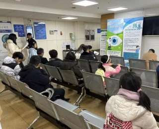 “开学前一周是学生就诊爆发期”，这几天杭州有医院科室被挤爆!有妈妈懊悔不已：又涨了……