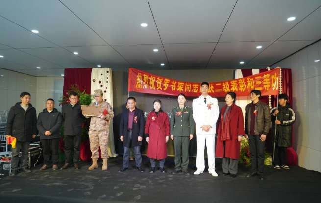 立功喜报送到婚礼现场 这场因阅兵推迟的仪式满是荣光