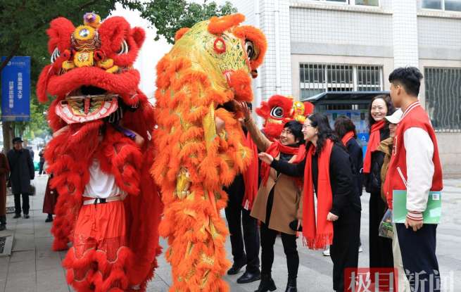 太热闹！武汉这所高校龙狮巡游，师生沉浸式过元宵