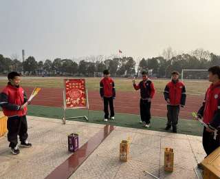 投壶纳吉、策马吟诗……这所小学用一场民俗游园会开启新学期