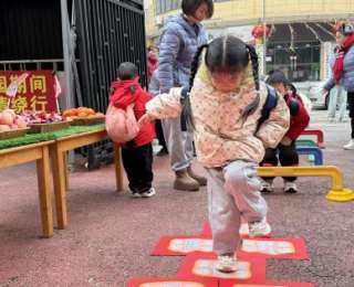 摸苹果祈平安！幼儿园“摸福”启智迎开学