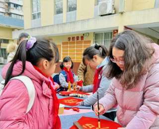 墨香迎开学！萌娃把敬意写进春风里