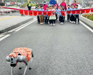 哒哒哒！机器狗领跑，这所幼儿园开启“健康第一”新学期
