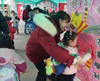 把春晚《贺花神》搬进校园，汉阳萌娃 “莳花” 迎开学