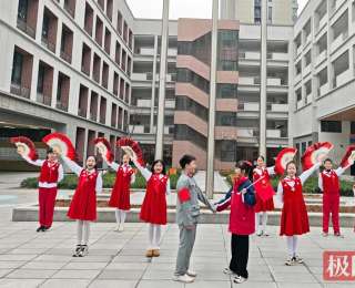 开学第一天，小学用童声传递榜样力量，在校园种下爱国担当的种子