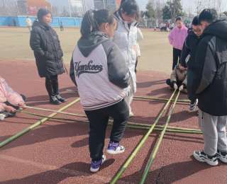 非遗竹竿舞“跳”进课间，民间游戏“玩”转开学