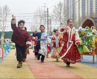 哒哒马蹄声，萌娃踏春赴新程