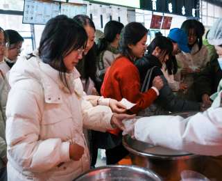 太贴心！武汉一高校免费送元宵，让校园充满团圆味