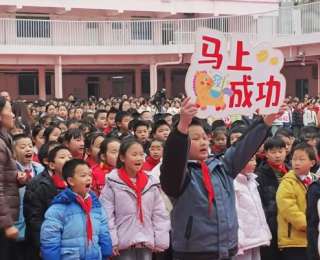 20个班，20个马年成语！两校开学点到现场堪比“拉歌大赛”