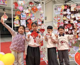 马年开学玩出新花样，进班先来一场诗词成语赛